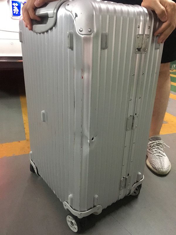 8000元的行李箱托運(yùn)出一個(gè)洞 航空公司只愿賠800|東航|前臺(tái)|航班_網(wǎng)易